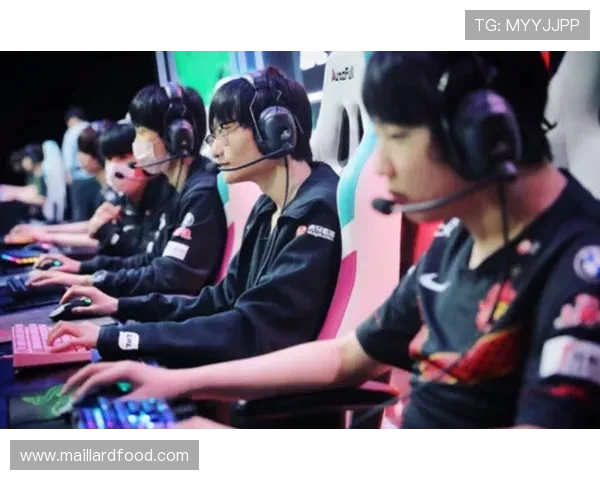 FPX战队在精英赛积分榜上以82分稳居第一,展现强大实力与团队默契 FPX战队在精英赛积分榜上以82分稳居第一,展现强大实力与团队默契